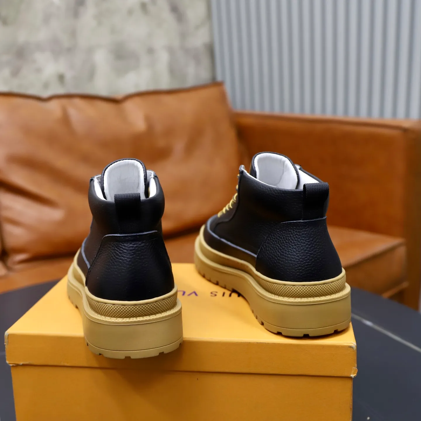 Ex-factory price: 460💰🙅‍♂️🙅‍♂️🙅‍♂️ Brand: LV Louis Vuitton Standard code: 38–44 (45 can be customized) Grade: Same as the official website Material: Original cowhide fabric Comfortable pigskin lining Lightweight wear-resistant outsole Style category: Men's fashion casual shoes and boots Running sneakers Distinguished luxury brand elements Top luxury Color: actual picture color